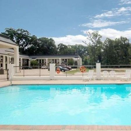 Econo Lodge Pearl Bagian luar foto