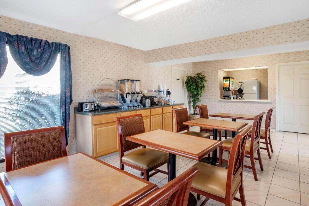 Econo Lodge Pearl Bagian luar foto