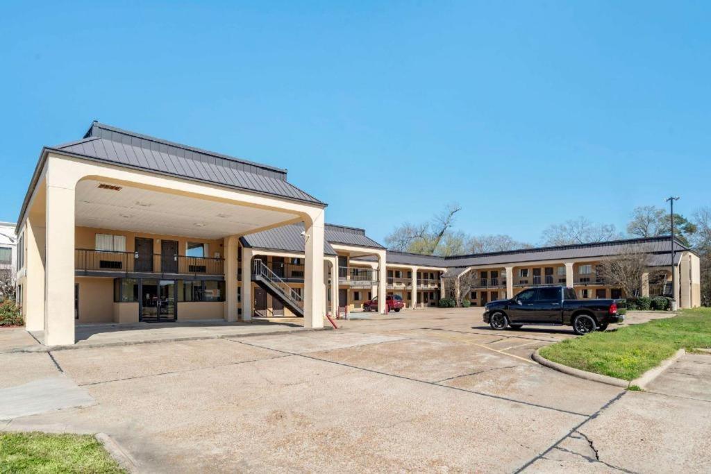 Econo Lodge Pearl Bagian luar foto