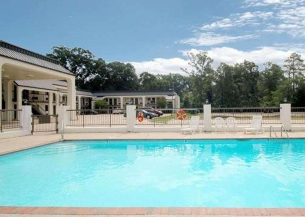 Econo Lodge Pearl Bagian luar foto