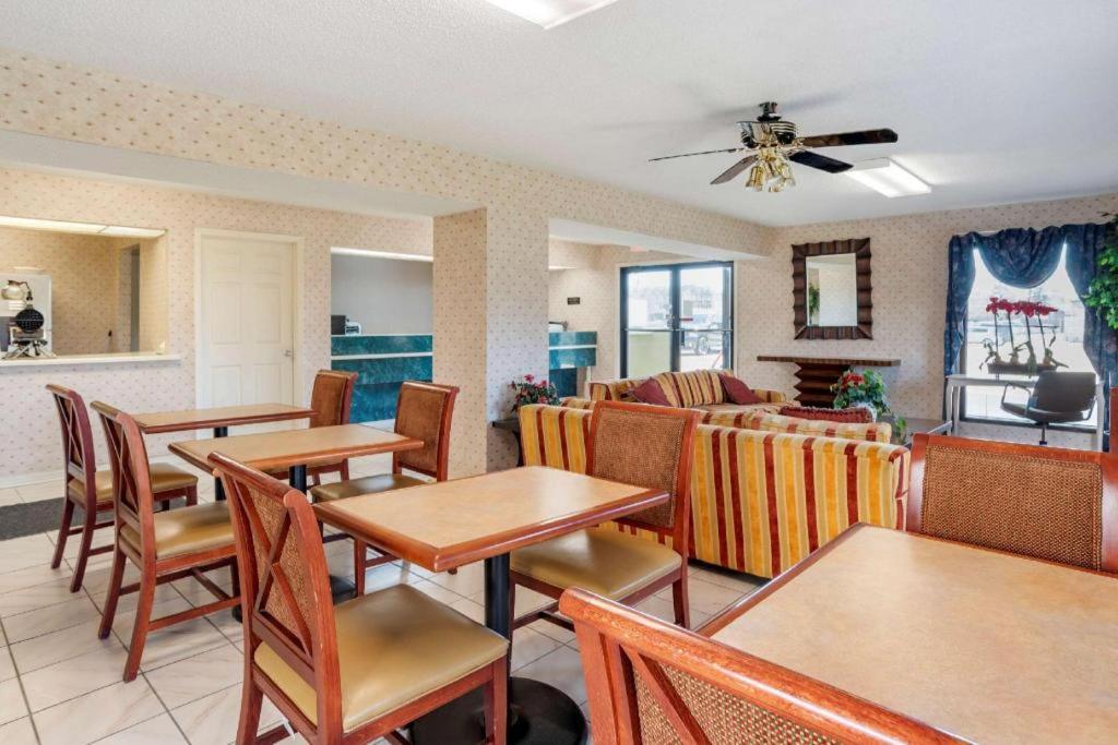 Econo Lodge Pearl Bagian luar foto