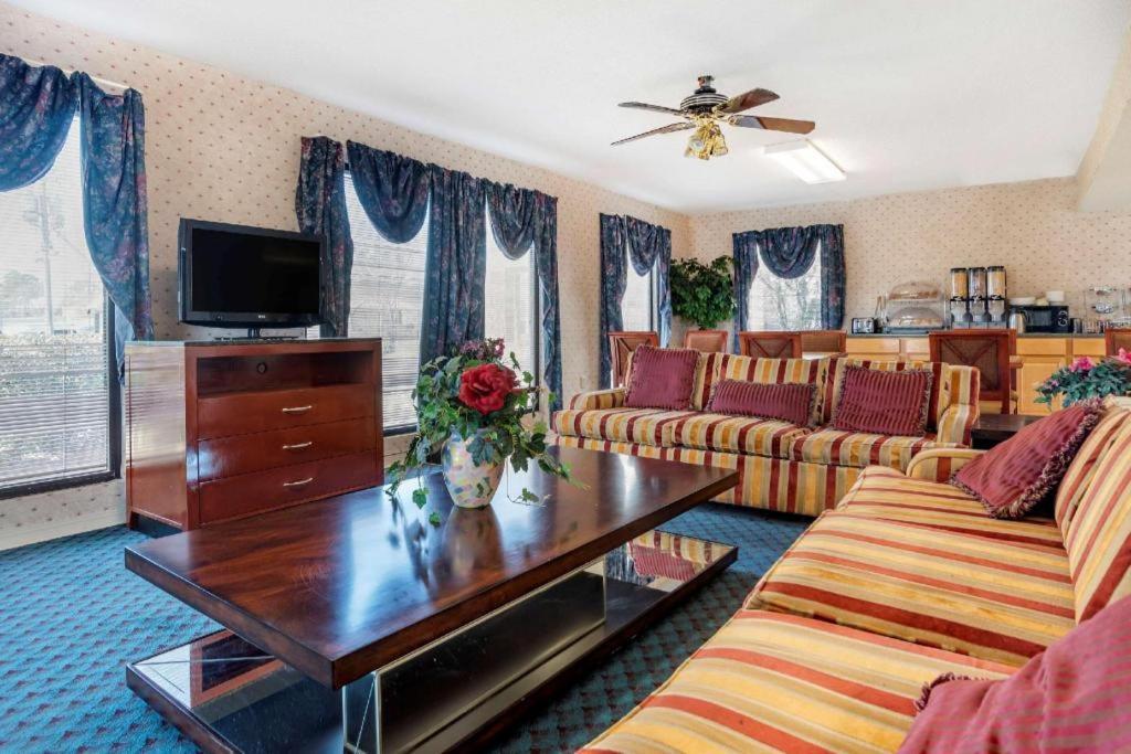 Econo Lodge Pearl Bagian luar foto