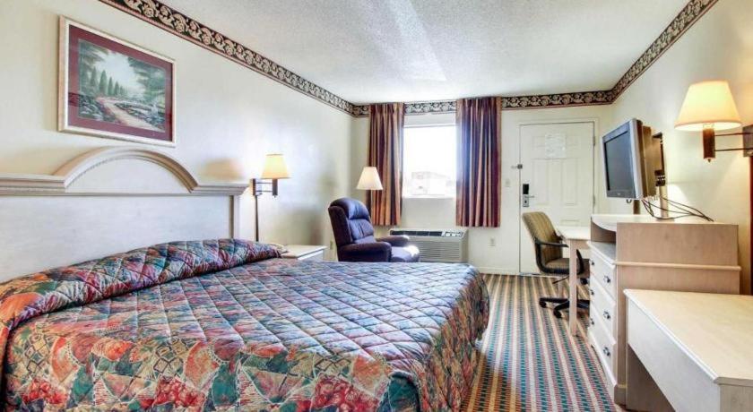 Econo Lodge Pearl Bagian luar foto