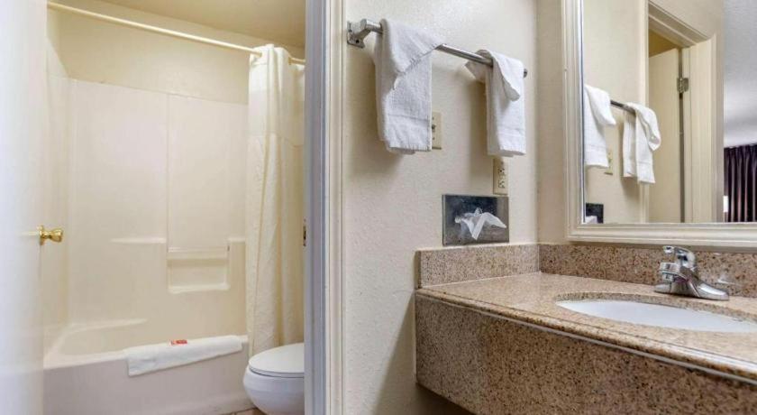 Econo Lodge Pearl Bagian luar foto