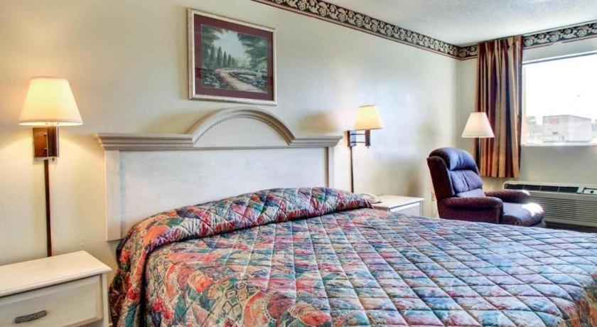 Econo Lodge Pearl Bagian luar foto