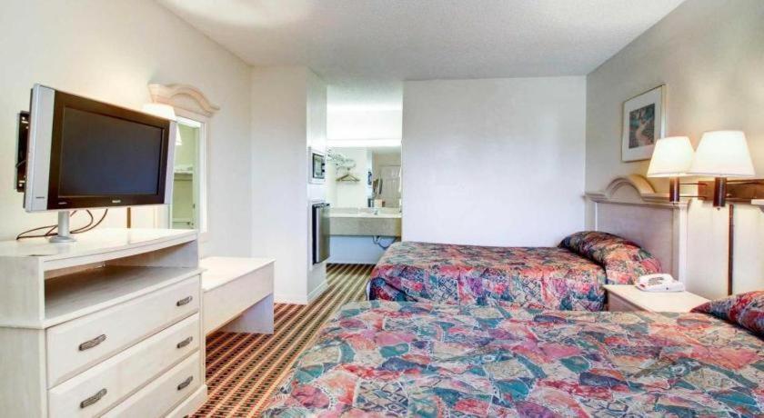 Econo Lodge Pearl Bagian luar foto
