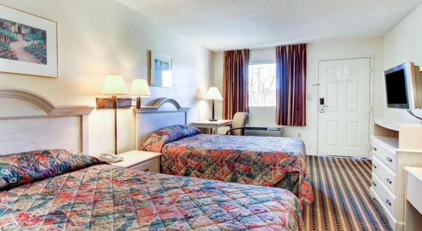 Econo Lodge Pearl Bagian luar foto