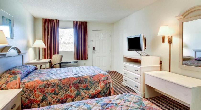 Econo Lodge Pearl Bagian luar foto