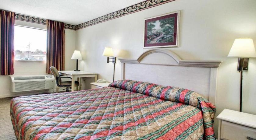 Econo Lodge Pearl Bagian luar foto