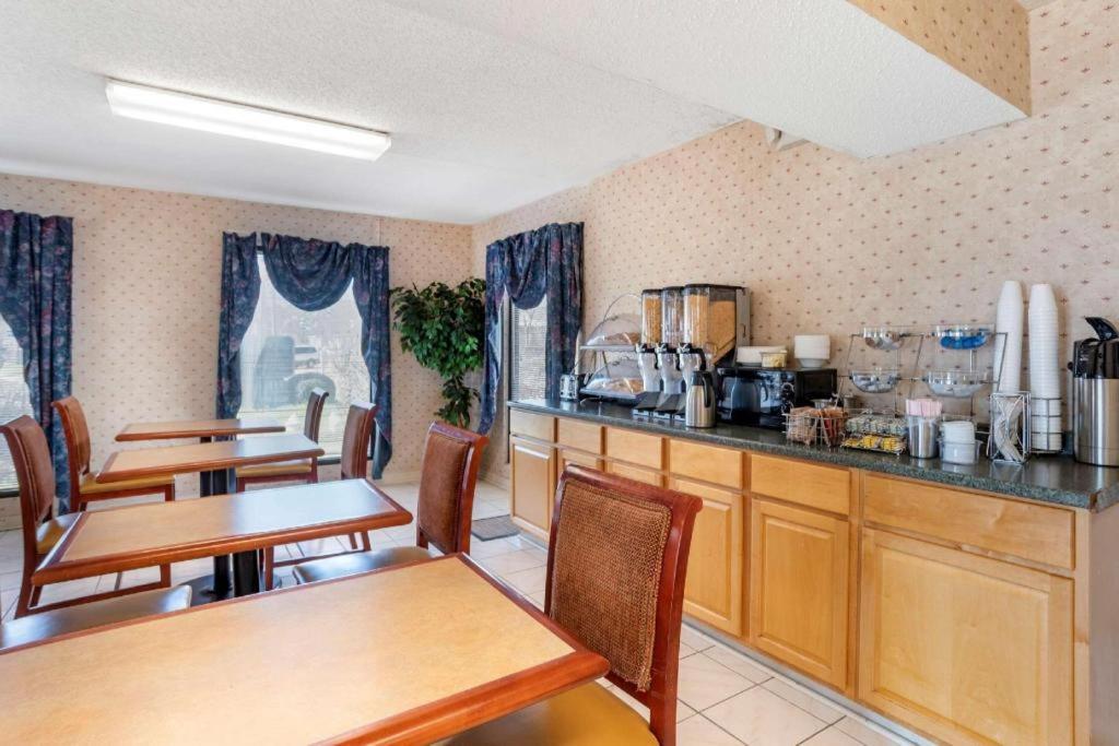 Econo Lodge Pearl Bagian luar foto
