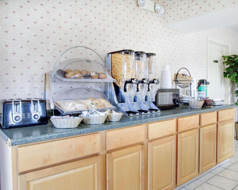 Econo Lodge Pearl Bagian luar foto