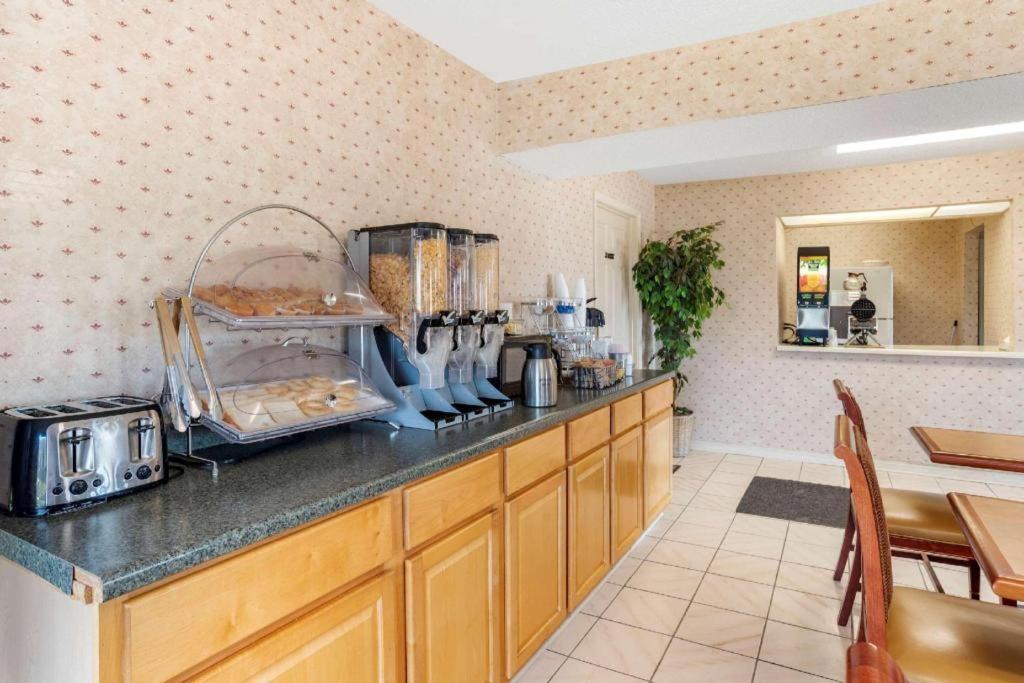 Econo Lodge Pearl Bagian luar foto