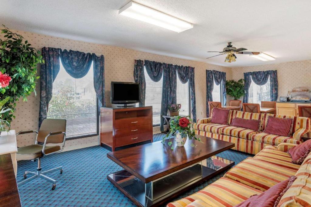 Econo Lodge Pearl Bagian luar foto