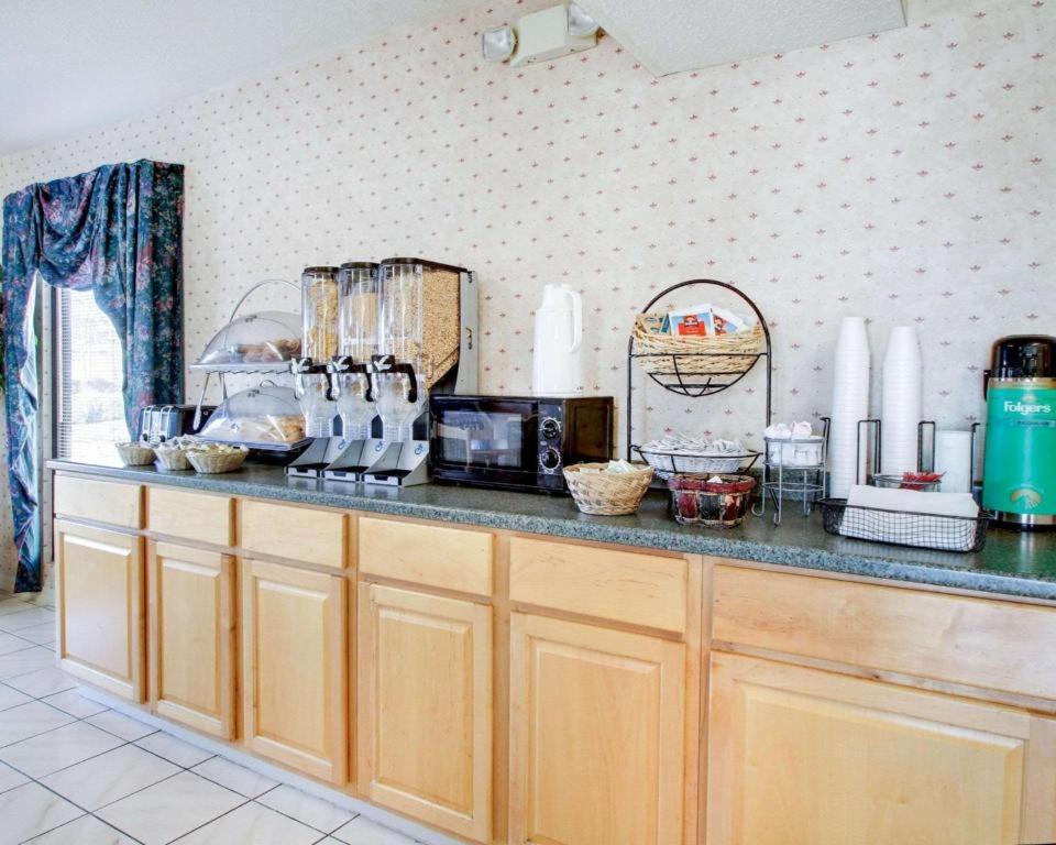 Econo Lodge Pearl Bagian luar foto
