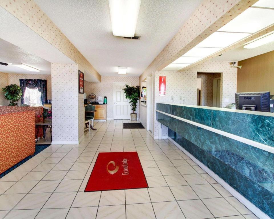Econo Lodge Pearl Bagian luar foto