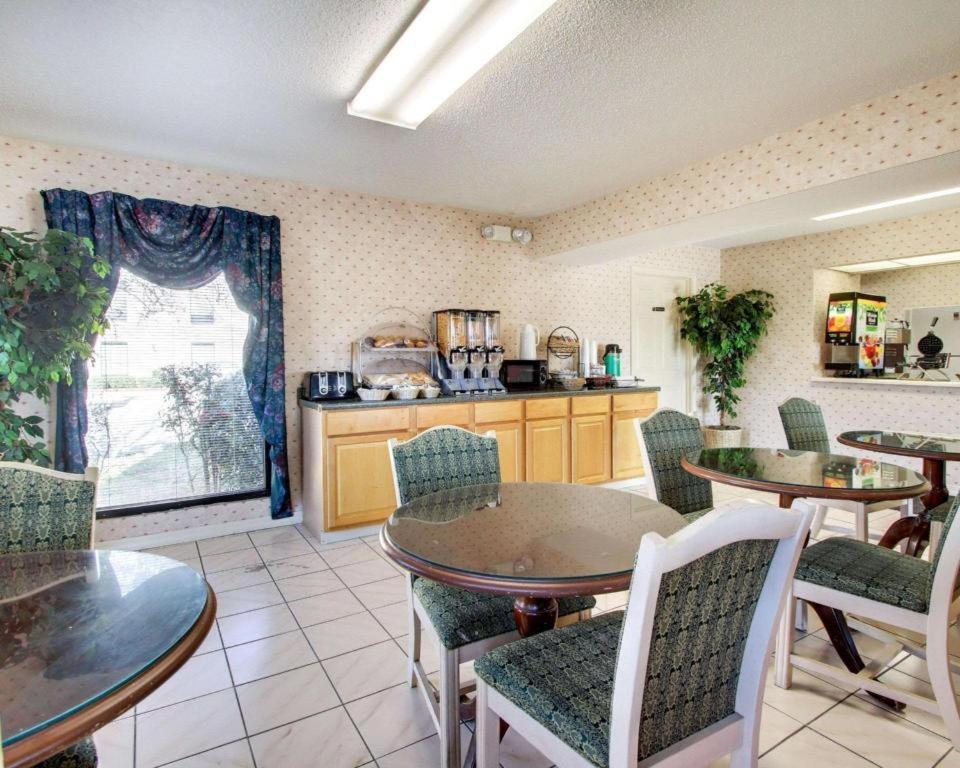 Econo Lodge Pearl Bagian luar foto