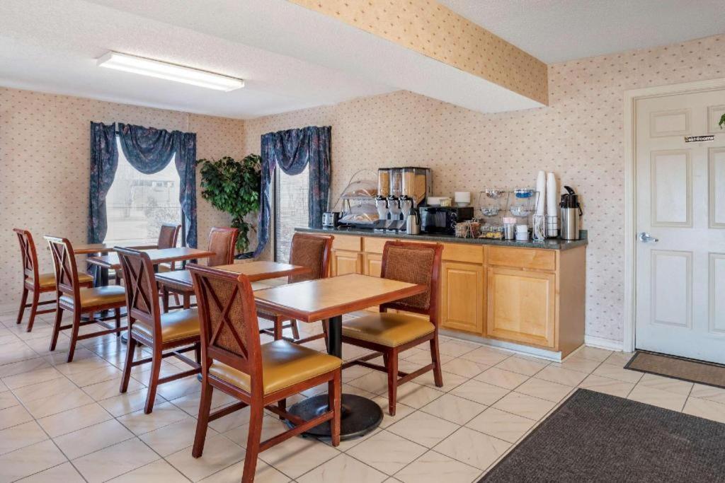 Econo Lodge Pearl Bagian luar foto