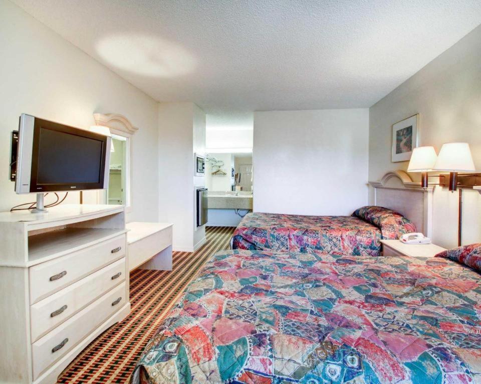 Econo Lodge Pearl Bagian luar foto