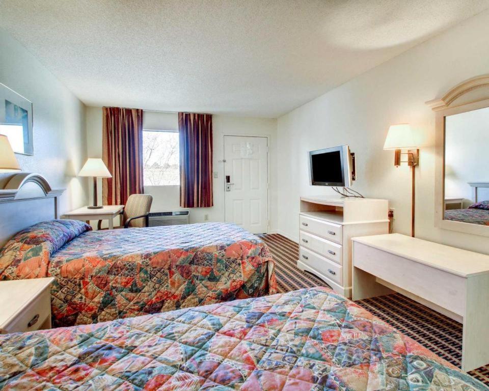 Econo Lodge Pearl Bagian luar foto
