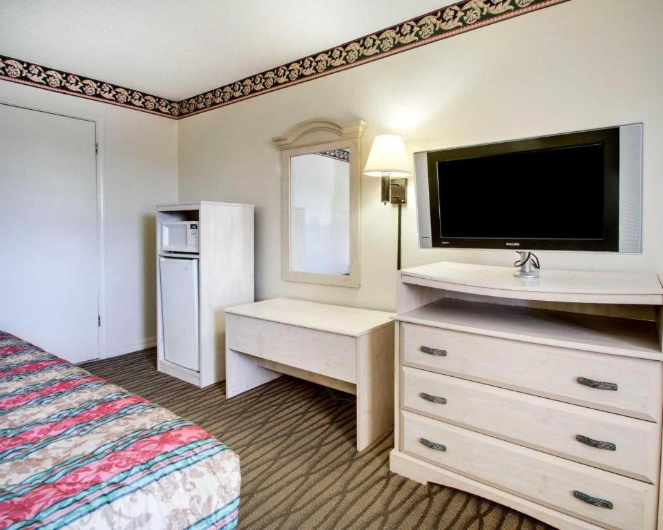 Econo Lodge Pearl Bagian luar foto