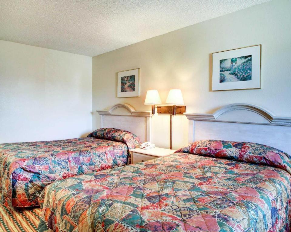 Econo Lodge Pearl Bagian luar foto