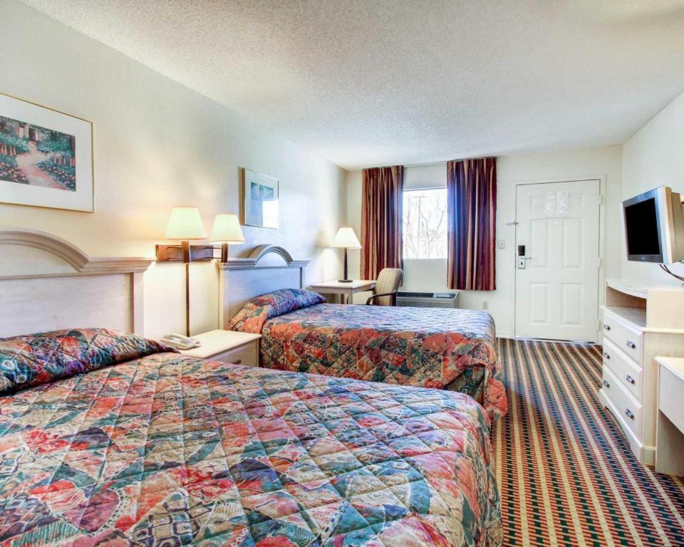 Econo Lodge Pearl Bagian luar foto