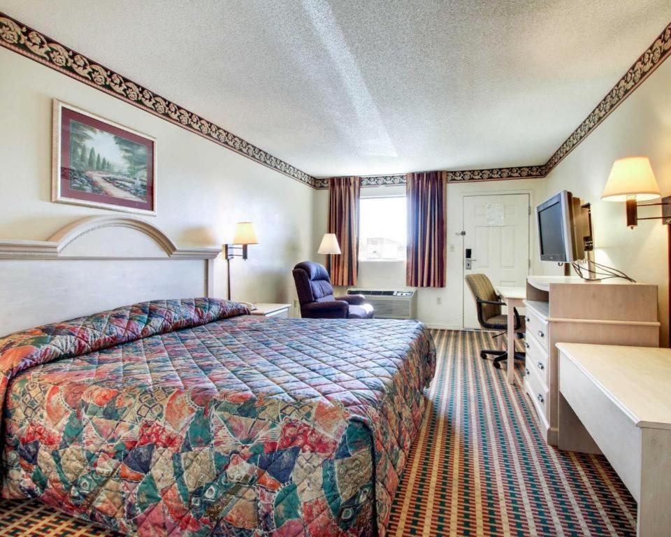 Econo Lodge Pearl Bagian luar foto