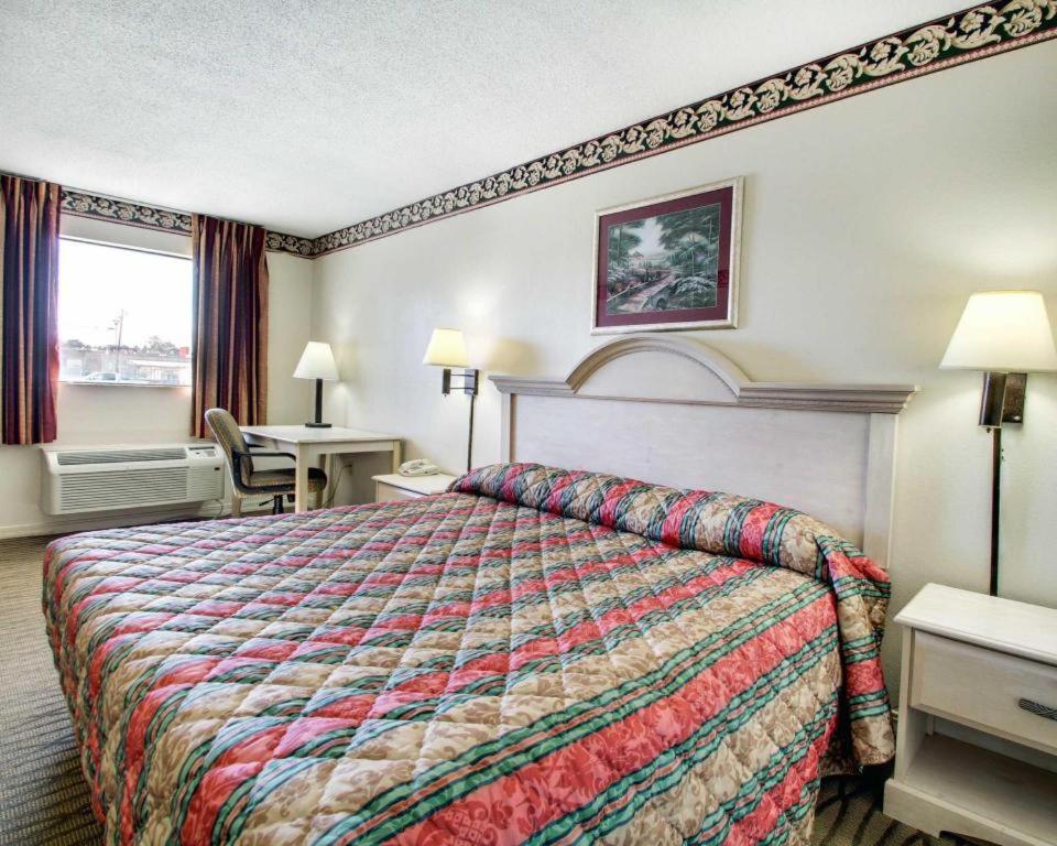 Econo Lodge Pearl Bagian luar foto