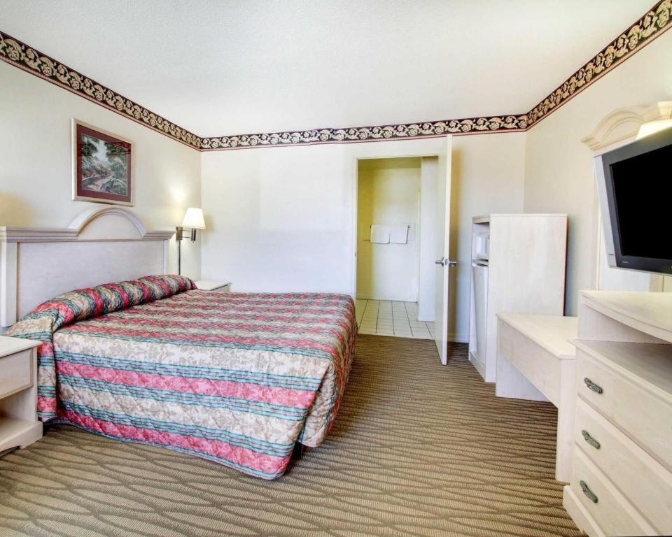 Econo Lodge Pearl Bagian luar foto