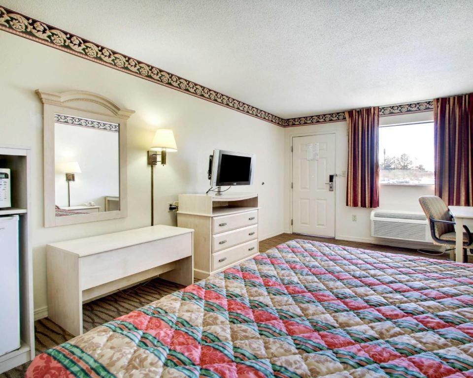 Econo Lodge Pearl Bagian luar foto