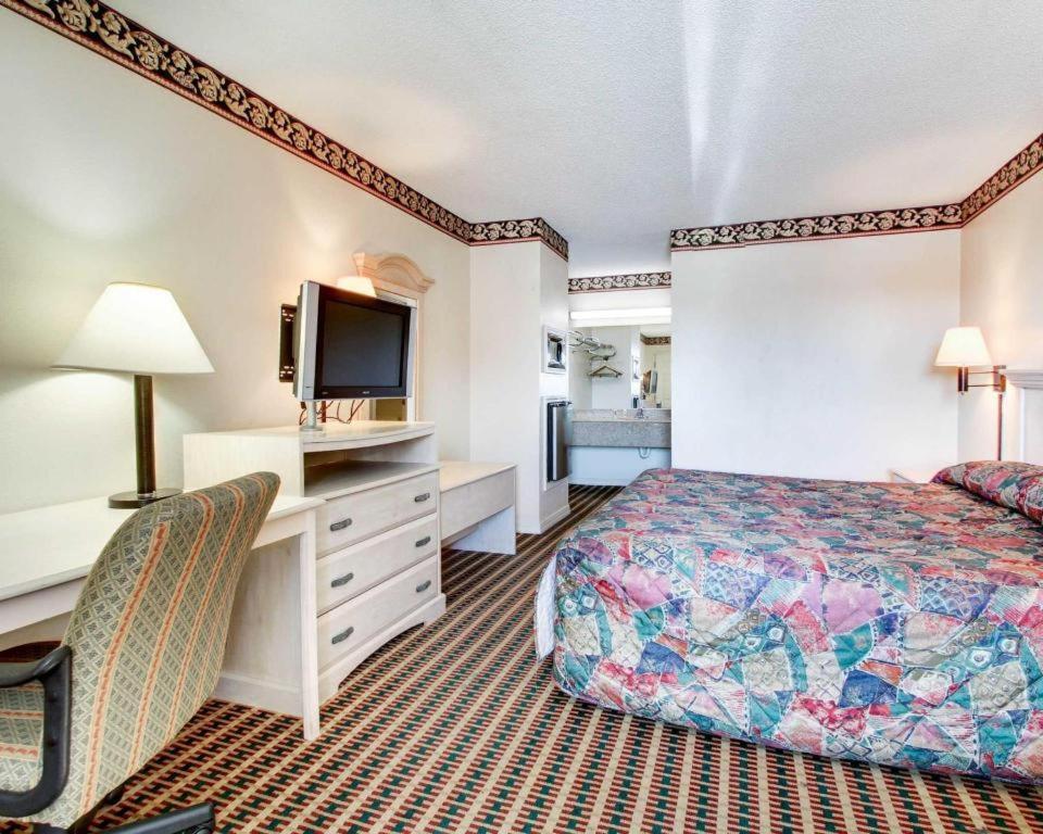 Econo Lodge Pearl Bagian luar foto