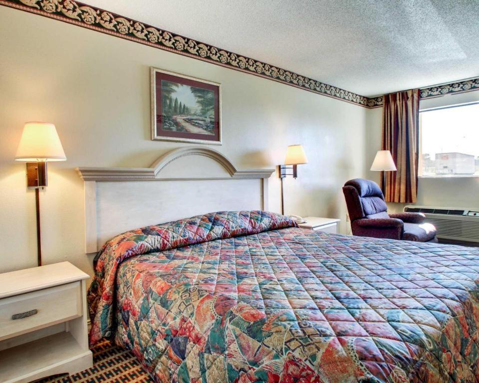 Econo Lodge Pearl Bagian luar foto