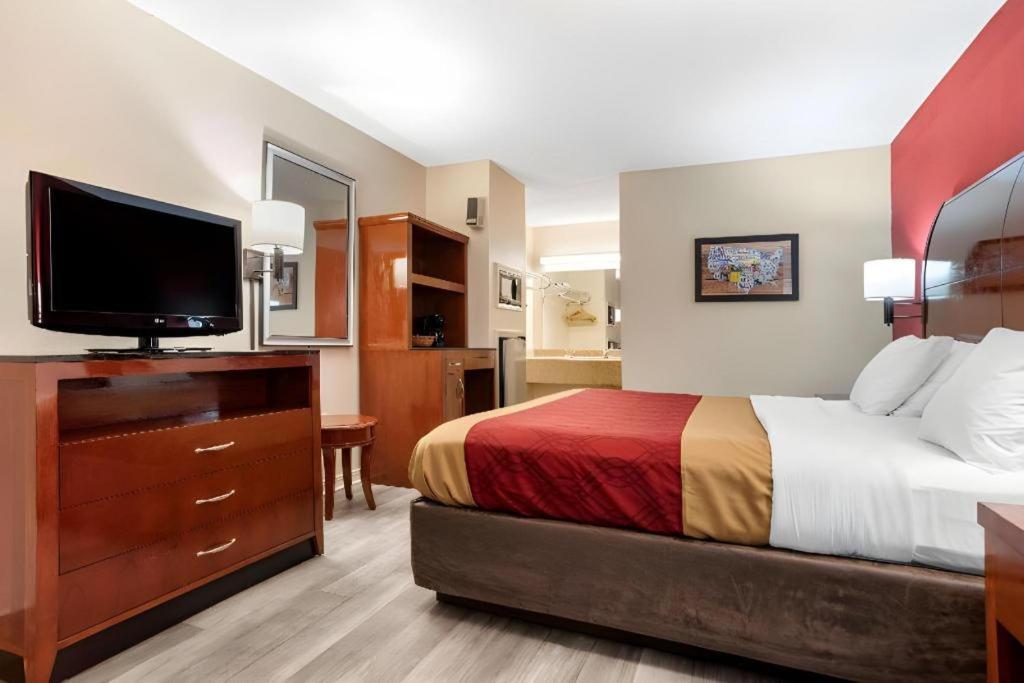 Econo Lodge Pearl Bagian luar foto