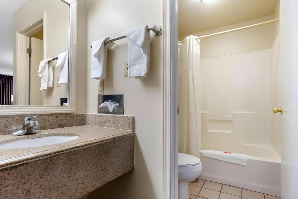 Econo Lodge Pearl Bagian luar foto