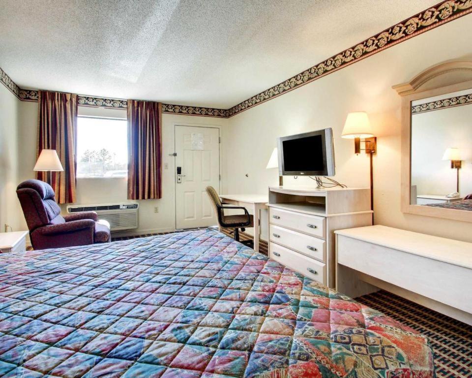 Econo Lodge Pearl Bagian luar foto